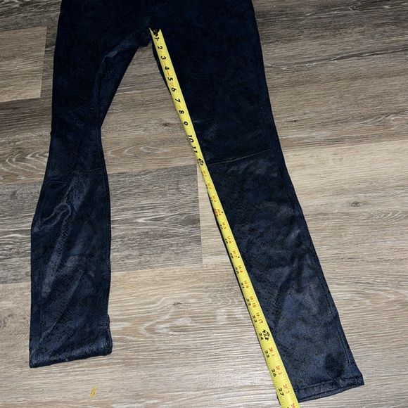 7 For All Mankind Blue & Black Snakeskin Skinny Pants - Size 26 - Picture 9 of 9
